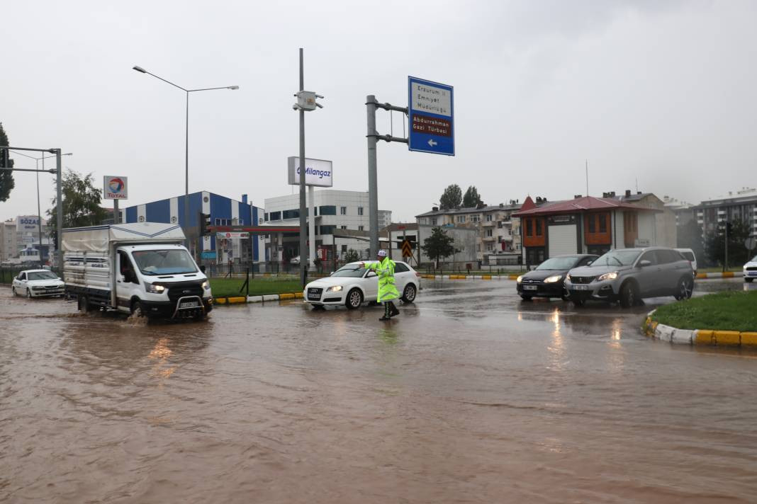 Erzurum'u sağanak vurdu! Evleri su bastı araçlar yolda mahsur kaldı - Resim: 27
